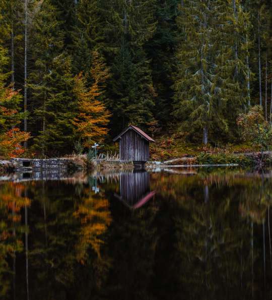 Holzhütte an einem See in Baden-Württemberg